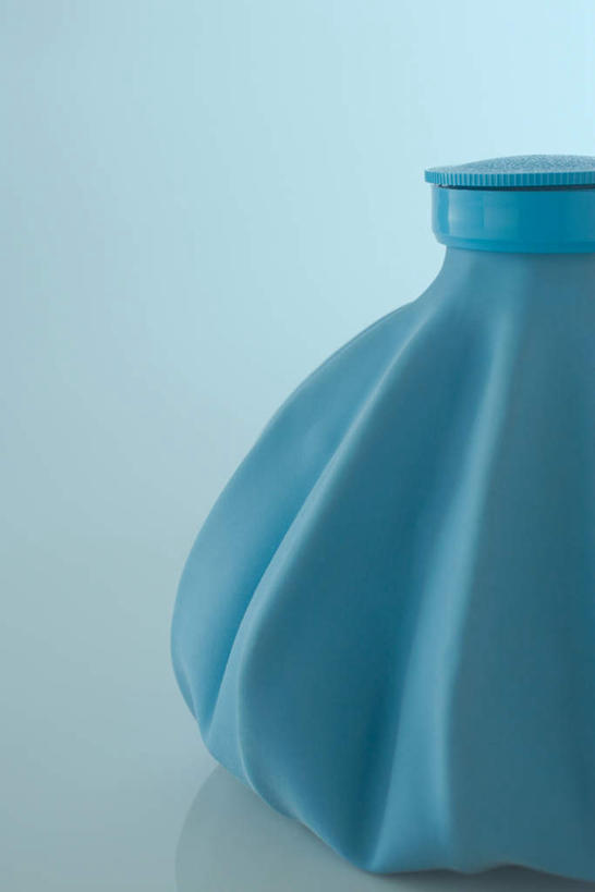 无人,竖图,室内,特写,白天,正面,静物,蓝色背景,墙,墙壁,墙面,一个,蓝色,寒冷,摄影,影棚,单个,冰冷,冰袋,严寒,冰凉,酷寒,凛冽,凛凛,极冷,彩图,影棚拍摄,拍摄