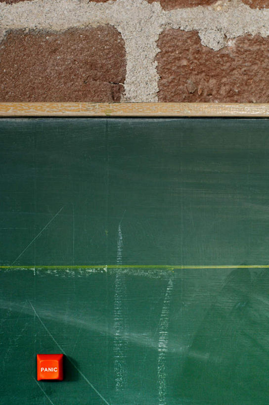 无人,竖图,室内,白天,正面,零件,电路,石头,静物,关闭,石子,墙,开关,墙壁,墙面,一个,红色,按钮,黑板,打开,教学,单个,开启,闭合,耐磨,教学黑板,石块,彩图