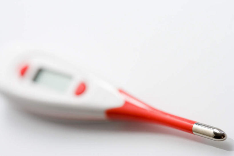 无人,办公室,横图,俯视,室内,特写,白天,白色背景,安全,家具,生活用品,桌子,医学,测量,器材,温度计,办公桌,显示屏,一个,体温计,摄影,影棚,单个,快速,温度,感冒,医疗,卫生,准确,体温,精度,精准,发烧,电子温度计,电子体温计,流感,物理,办公家具,感温头,温度传感器,读数,快捷,医用温度计,量温棒,热电偶,彩图,高角度拍摄,影棚拍摄,拍摄