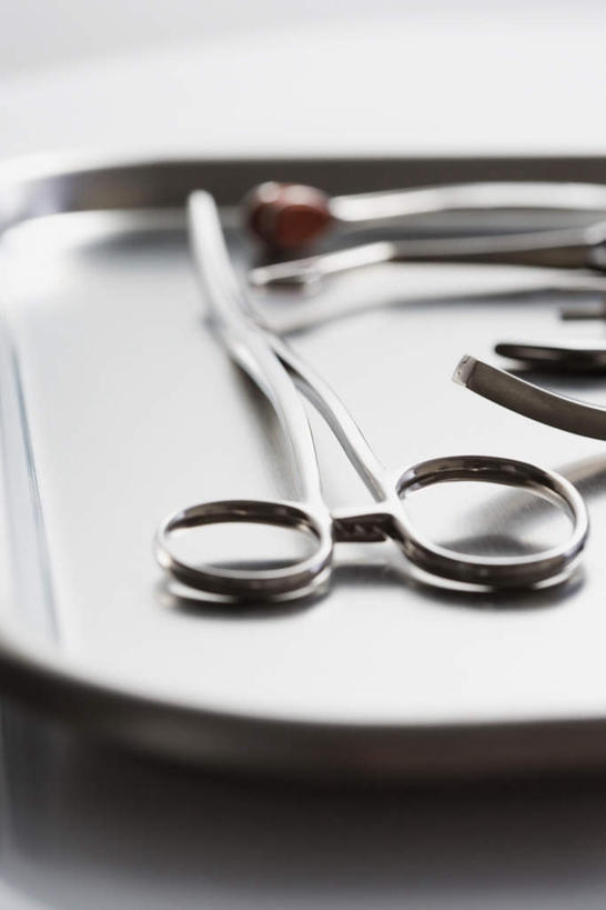 无人,竖图,俯视,室内,特写,白天,白色背景,金属制品,修剪,金属,工具,剪刀,摄影,影棚,裁剪,剪子,剪裁,切割,手术剪刀,手术剪,彩图,高角度拍摄,影棚拍摄,拍摄