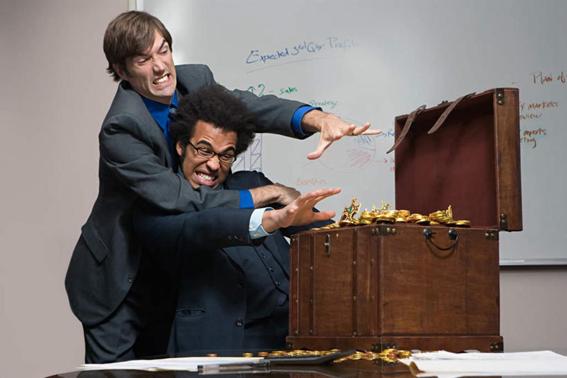 西方人,两个人,伙伴,朋友,商务人士,商务男性,站,横图,室内,白天,正面,衬衫,友谊,合作,团队,钱,欧洲,欧洲人,一堆,许多,用力,堆叠,堆积,套装,木制,钱币,墙,墙壁,墙面,灰色,白板,木制品,容器,站着,战略,抢夺,金融,经济,储藏,堆,储存,使劲,商务装,记录板,流通,贸易,工薪阶层,记事板,联合,合谋,劫掠,掠取,配合,协作,货币,现金,硬币,宝箱,男人,男性,年轻男性,白种人,白领,上班族,站立,半身,彩图,衬衣,贮存