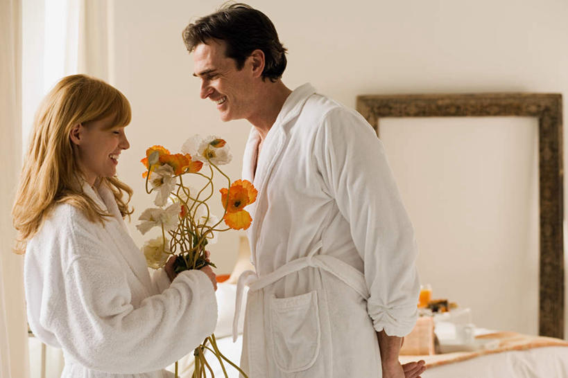 西方人,两个人,站,笑,微笑,露齿笑,横图,室内,白天,侧面,浴袍,爱情,床,镜子,罂粟,欧洲,欧洲人,握,盛开,墙,床单,浪漫,花蕾,被子,相视,墙壁,墙面,花,花瓣,花朵,鲜花,白色,花苞,花蕊,站着,温暖,温馨,面对面,恩爱,握着,恋人,单人床,对视,镜像,和睦,被单,镜面,相对,相看,冰岛罂粟,冰岛虞美人,橘黄罂粟,裸茎罂粟,小罂粟,岩罂粟,野罂粟,男人,男性,年轻男性,年轻女性,女人,女性,白种人,情侣,站立,半身,彩图,汤帷子,浴衣,伴侣,融洽