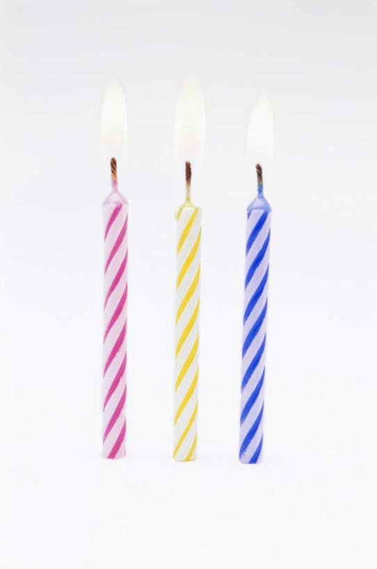 无人,竖图,室内,特写,白天,白色背景,正面,静物,蜡烛,三根,一排,阴影,整齐,光线,火焰,影子,烛光,燃烧,排列,点燃,摄影,影棚,队列,彩图,影棚拍摄,拍摄