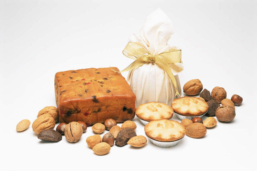 点心,无人,横图,俯视,室内,特写,白天,白色背景,下午茶,桌面,桌子,杏仁,水果,新鲜,装饰,木制,核桃,生食,食品,坚果,果实,食物,糕点,蝴蝶结,木制品,干果,摄影,有机食品,绿色食品,影棚,华丽,修饰,点缀,榛子,胡桃,巴西栗,巴西坚果,巴西果,衬托,美观,雅致,雅观,羌桃,山板栗,鲍鱼果,杏子,杏梅仁,杏核仁,木落子,苦杏仁,彩图,高角度拍摄,影棚拍摄,拍摄,蛋糕