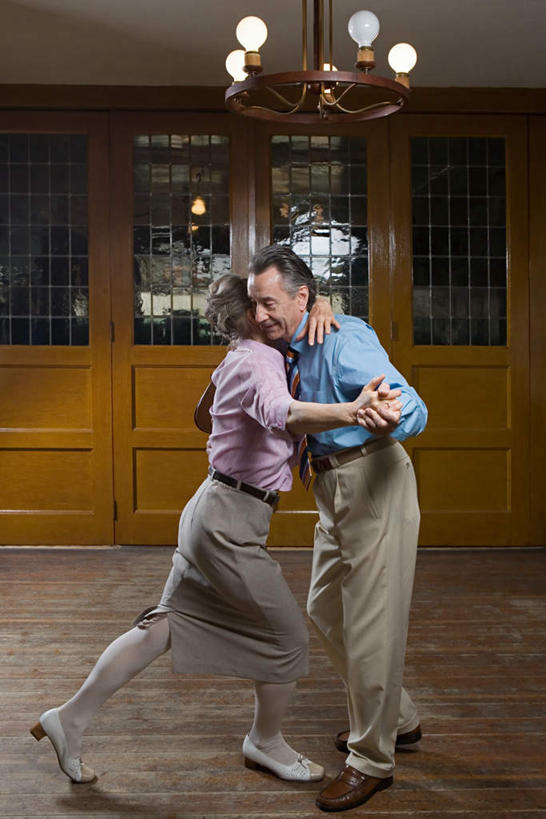 西方人,老年人,两个人,家庭,夫妻,握手,竖图,室内,白天,侧面,爱情,跳舞,热情,柜子,照明,欧洲,欧洲人,阴影,服装,光线,影子,灯光,储物柜,浪漫,注视,休闲装,吊灯,灯,衣服,灯具,观察,看,休闲,温暖,温馨,一家人,休闲服,恩爱,激情,恋人,服饰,观看,照亮,和睦,察看,照明设备,储存,关注,舞姿,储备,蕴藏,贮备,豪情,狂热,老年男性,老年女性,男人,男性,女人,女性,白种人,夫妇,情侣,搀手,拉手,手搀手,手拉手,手牵手,手握手,彩图,全身,舞蹈,伴侣,融洽,贮存,弗拉明戈,弗拉明戈舞