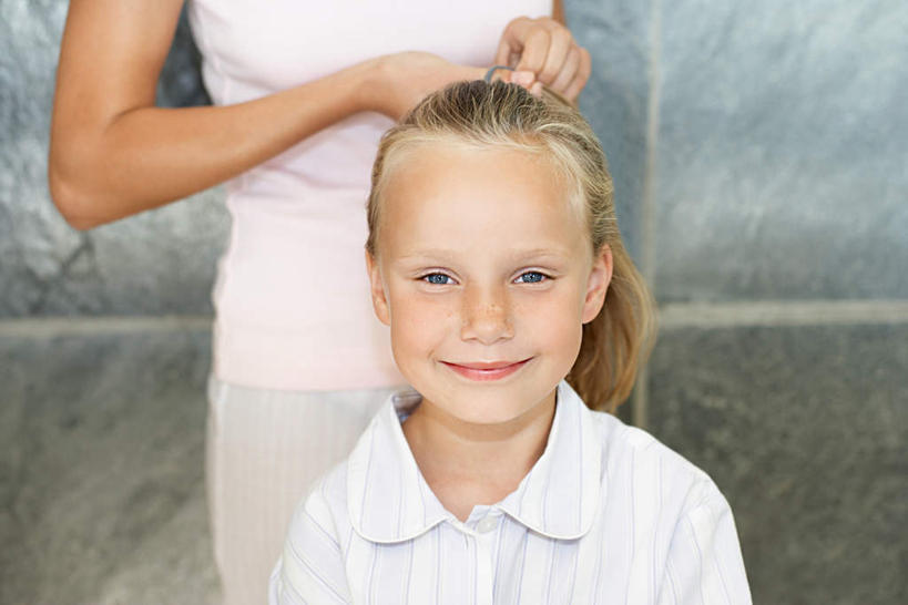 西方人,儿童,脸,头,脸颊,两个人,家庭,母亲,女儿,笑,微笑,露齿笑,横图,室内,白天,正面,纯洁,欧洲,欧洲人,握,睡衣,服装,拿,拿着,注视,休闲装,捆,小孩,衣服,观察,看,休闲,温暖,温馨,母女,一家人,休闲服,可爱,母爱,童年,童趣,握着,服饰,观看,和睦,察看,扎,关注,童真,烂漫,无邪,寝衣,天真,年轻女性,女孩,女人,女性,白种人,孩子,年轻人,头部,脸部,脸蛋,面部,半身,彩图,融洽,女生