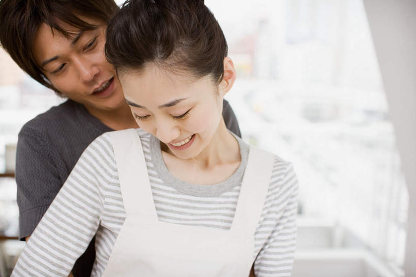 东方人,脸,头,脸颊,两个人,站,抱,笑,微笑,露齿笑,横图,室内,白天,正面,爱情,窗户,亚洲,服装,围裙,墙,浪漫,注视,休闲装,黄种人,肩膀,玻璃窗,墙壁,墙面,衣服,观察,看,站着,休闲,温暖,温馨,休闲服,恩爱,恋人,服饰,抱着,观看,和睦,察看,搂着,关注,害臊,含羞,怕羞,害羞,男人,男性,年轻男性,年轻女性,女人,女性,亚洲人,头部,脸部,脸蛋,面部,情侣,怀抱,搂,搂抱,相抱,拥抱,站立,半身,彩图,伴侣,融洽