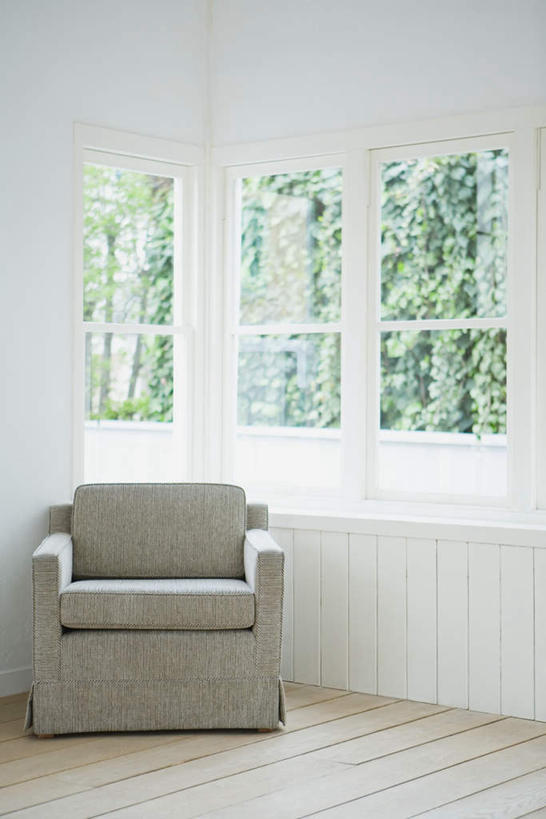 无人,客厅,竖图,室内,白天,正面,窗户,地板,沙发,墙,地面,木地板,玻璃窗,墙壁,墙面,白色,起居室,布艺沙发,客堂,彩图