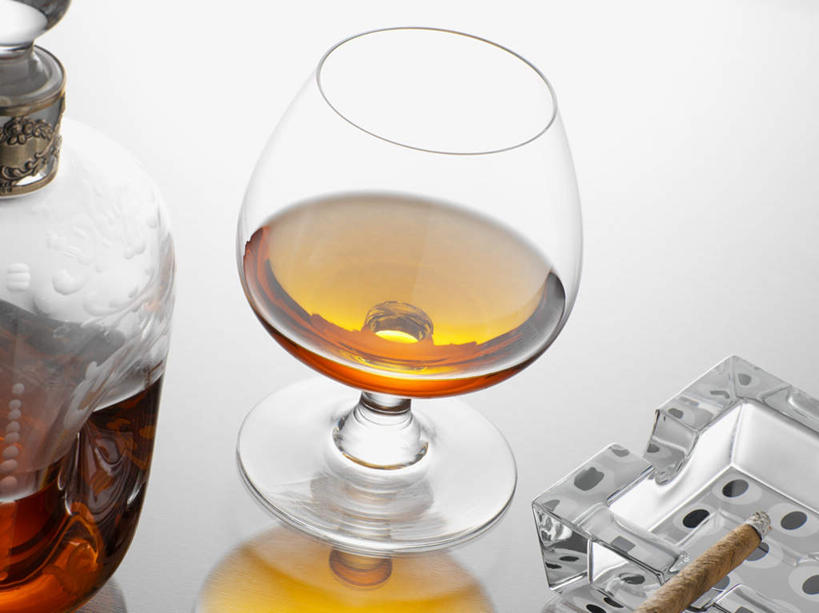 无人,横图,俯视,室内,特写,白天,白色背景,杯子,香烟,玻璃,阴影,反射,影子,白兰地,酒类,玻璃制品,酒,饮料,一个,水杯,享受,雪茄,烟,摄影,影棚,单个,烟灰缸,烟碟,烟盅,蒸馏酒,烈酒,淡定,从容,玻璃杯,烟草,彩图,高角度拍摄,影棚拍摄,拍摄