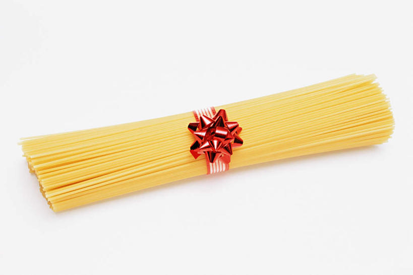 面食,面条,意大利面,无人,横图,俯视,室内,特写,白天,白色背景,西餐,一捆,阴影,反射,丝绸,丝带,影子,面,料理,食品,缎带,绸带,食物,黄色,蝴蝶结,西式,摄影,影棚,彩图,高角度拍摄,影棚拍摄,拍摄