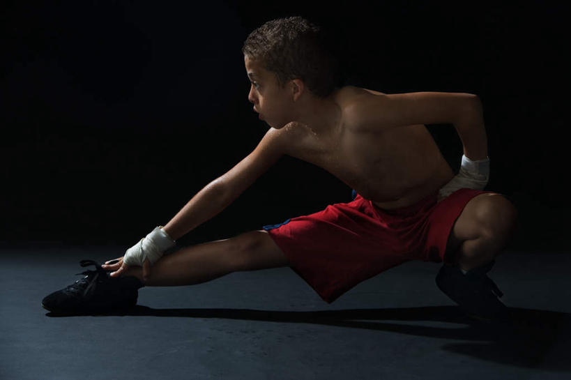 西方人,儿童,一个人,蹲,横图,室内,白天,正面,运动鞋,锻炼,纯洁,运动,鞋子,欧洲,欧洲人,仅一个男性,仅一个人,阴影,黑色背景,反射,影子,扭头,注视,运动裤,裸露,小孩,观察,看,转头,仅一个小孩,可爱,童年,童趣,压腿,摄影,影棚,观看,休闲鞋,察看,关注,裸,童真,烂漫,无邪,体育,天真,男孩,男人,男性,白种人,孩子,蹲着,彩图,全身,影棚拍摄,健身,拍摄,男生