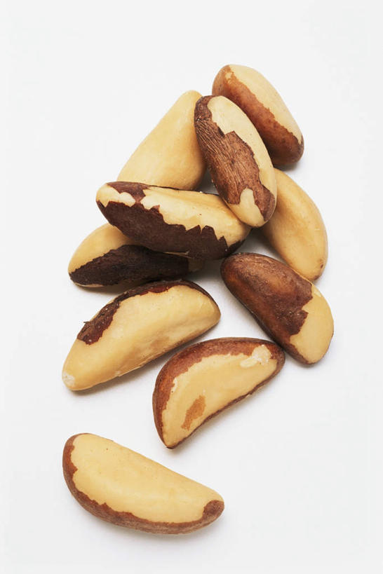 无人,竖图,俯视,室内,特写,白天,白色背景,一堆,许多,阴影,堆叠,堆积,反射,影子,坚果,果实,干果,摄影,影棚,堆,巴西栗,巴西坚果,巴西果,鲍鱼果,彩图,高角度拍摄,影棚拍摄,拍摄