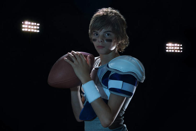 西方人,儿童,一个人,站,横图,室内,白天,侧面,运动服,锻炼,纯洁,成功,运动,合作,团队,信心,竞争,橄榄球,照明,欧洲,欧洲人,仅一个男性,仅一个人,握,阴影,黑色背景,服装,反射,影子,护腕,灯光,速度,拿,拿着,扭头,注视,运动器械,队伍,灯,一个,小孩,衣服,灯具,观察,看,站着,转头,仅一个小孩,健身器械,射灯,可爱,力量,平衡,童年,童趣,握着,摄影,服饰,影棚,单个,观看,护甲,协调,照亮,察看,衣着,照明设备,成就,穿着,关注,健身器材,灵敏,合伙,童真,烂漫,无邪,柔韧,美式橄榄球,耐力,两盏,衣饰,体育,天真,美式足球,男孩,男人,男性,白种人,孩子,站立,半身,彩图,影棚拍摄,健身,拍摄,涂鸦,运动器材,男生,运动装