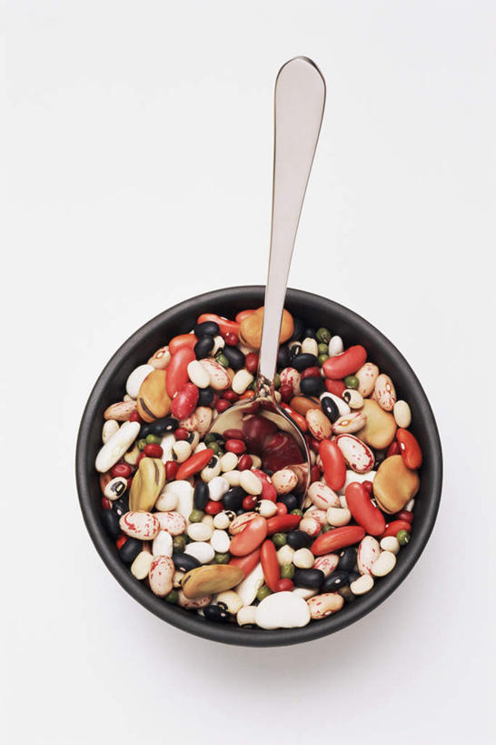 无人,竖图,俯视,室内,特写,白天,白色背景,植物,豆,大豆,金属制品,一堆,许多,阴影,堆叠,堆积,反射,金属,影子,勺子,陶瓷,豆类,豆子,毛豆,豌豆,红豆,蚕豆,胡豆,佛豆,川豆,倭豆,罗汉豆,陶瓷制品,荷兰豆,一个,容器,调羹,汤匙,碗,摄影,影棚,单个,储藏,堆,储存,绿豆,雪豆,赤豆,豆科,青小豆,寒豆,毕豆,麻累,国豆,小寒豆,麦豌豆,菉豆,植豆,枝豆,红小豆,黄豆,彩图,高角度拍摄,影棚拍摄,拍摄,贮存