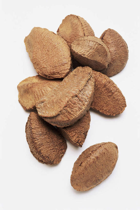 无人,竖图,俯视,室内,特写,白天,白色背景,一堆,许多,阴影,堆叠,堆积,反射,影子,坚果,褐色,果实,很多,干果,摄影,影棚,堆,巴西栗,巴西坚果,巴西果,鲍鱼果,彩图,高角度拍摄,影棚拍摄,拍摄