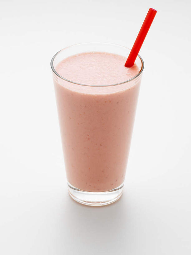 果汁,无人,竖图,俯视,室内,特写,白天,白色背景,杯子,一根,阴影,反射,影子,塑料,饮品,一杯,玻璃制品,饮料,一个,粉色,水杯,塑料制品,吸管,摄影,影棚,单个,空心,可口,奶昔,饮管,适口,玻璃杯,彩图,高角度拍摄,影棚拍摄,拍摄,圆柱状