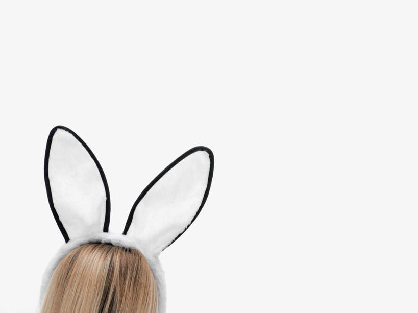 脸,头,脸颊,头发,一个人,站,横图,室内,特写,白天,白色背景,仅一个年轻女性,仅一个女性,仅一个人,阴影,装饰,反射,影子,背面,发箍,发饰,饰品,站着,金色,摄影,影棚,头箍,兔耳朵,发卡,配饰,年轻女性,女人,女性,头部,脸部,脸蛋,面部,站立,半身,彩图,影棚拍摄,拍摄