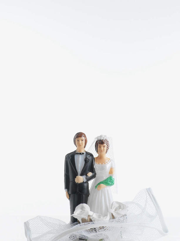 点心,西方人,无人,两个人,夫妻,新娘,新郎,站,笑,微笑,竖图,室内,特写,白天,白色背景,正面,婚纱,衬衫,西装,爱情,婚礼,快乐,幸福,纯洁,热情,玫瑰,雕塑,欧洲,欧洲人,勾,挽,握,阴影,套装,正装,庆祝,艺术,装饰,盛开,反射,雕刻,雕像,捧花,手捧花,影子,食品,玫瑰花,领带,纱,婚礼蛋糕,结婚,浪漫,拿,花蕾,拿着,注视,职业装,花,花瓣,花朵,鲜花,食物,糕点,一个,花束,花苞,花蕊,观察,看,站着,温暖,温馨,喜庆,恩爱,勾着,握着,恋人,摄影,影棚,单个,观看,纪念,美术,和睦,察看,关注,主题,感动,挽着,陈列,功能,美学,尊敬,漆雕,婚礼捧花,天真,刺玫花,徘徊花,男人,男性,年轻男性,年轻女性,女人,女性,白种人,夫妇,情侣,站立,彩图,全身,影棚拍摄,衬衣,婚礼服,礼服,高兴,拍摄,伴侣,融洽,蛋糕,结婚蛋糕