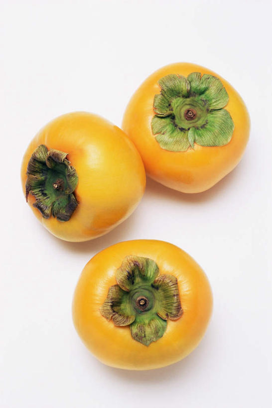 无人,竖图,俯视,室内,特写,白天,白色背景,桌面,桌子,柿子,水果,新鲜,木制,生食,食品,果实,食物,三个,黄色,木制品,摄影,有机食品,绿色食品,影棚,彩图,高角度拍摄,影棚拍摄,拍摄