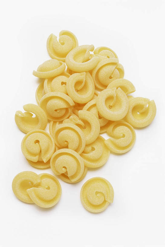 面食,无人,竖图,俯视,室内,特写,白天,白色背景,农作物,小麦,一堆,许多,堆叠,堆积,谷物,料理,食品,饺子,面点,小吃,食物,黄色,摄影,麦子,影棚,堆,水饺,彩图,高角度拍摄,影棚拍摄,拍摄