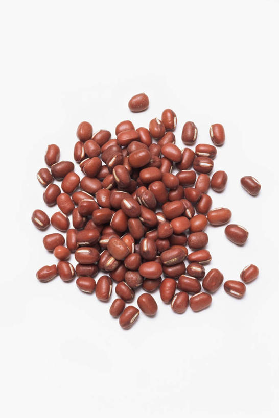 无人,竖图,俯视,室内,特写,白天,白色背景,植物,豆,蔬菜,一堆,许多,堆叠,堆积,新鲜,豆类,豆子,红豆,食品,食物,红色,摄影,有机食品,绿色食品,影棚,堆,赤豆,豆科,红小豆,彩图,高角度拍摄,影棚拍摄,拍摄