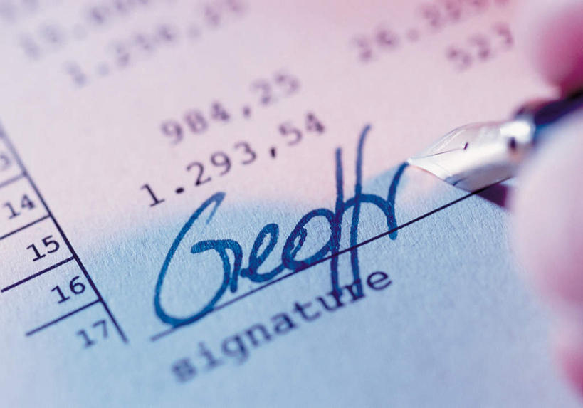 西方人,手,一个人,横图,俯视,室内,特写,白天,桌面,桌子,欧洲,欧洲人,仅一个男性,仅一个人,握,朦胧,模糊,木制,英文,笔,标志,材料,档案,数字,文件,文字,纸,字符,字母,办公用品,钢笔,拿,拿着,标识,文具,仅一个年轻男性,木制品,手稿,学习用品,资料,手部,握着,阿拉伯数字,签名,英文字母,单手,文具用品,证明,文档,署名,男人,男性,年轻男性,白种人,半身,彩图,高角度拍摄