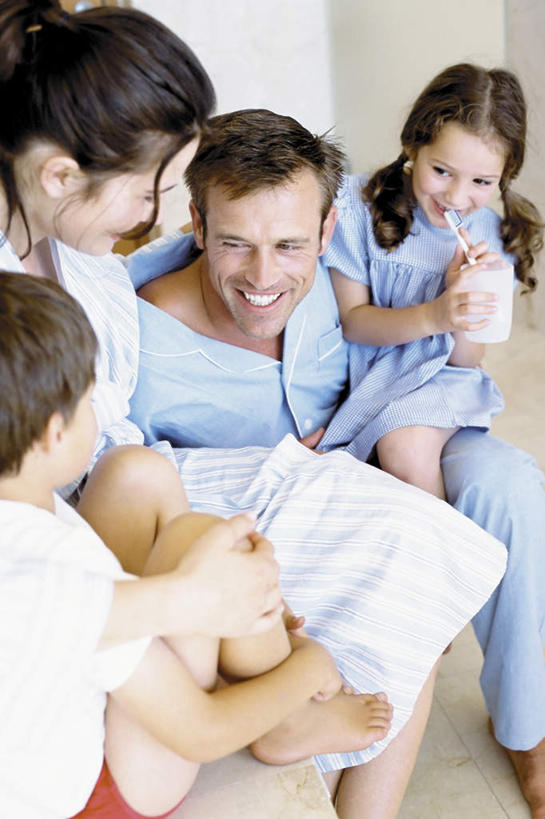 西方人,儿童,腿部,脚,脚趾,脚趾甲,腿,四个人,家庭,夫妻,母亲,父亲,女儿,儿子,坐,蹲,笑,微笑,露齿笑,竖图,室内,白天,正面,爱情,纯洁,门,卫生间,浴室,杯子,欧洲,欧洲人,握,睡衣,朦胧,模糊,牙刷,陶瓷,墙,陶瓷制品,浪漫,拿,拿着,扭头,注视,光脚,墙壁,墙面,一个,小孩,白色,马克杯,水杯,门框,日用品,观察,看,清洁,转头,温暖,温馨,父女,父子,母女,母子,一家人,赤脚,恩爱,父爱,可爱,母爱,童年,童趣,握着,恋人,单个,洗漱用品,观看,和睦,察看,卫生,关注,童真,烂漫,无邪,寝衣,天真,男孩,男人,男性,年轻男性,年轻女性,女孩,女人,女性,白种人,孩子,年轻人,脚指甲,夫妇,情侣,淋浴房,蹲着,坐着,半身,彩图,冲凉房,沐浴间,沐浴室,伴侣,融洽,男生,女生