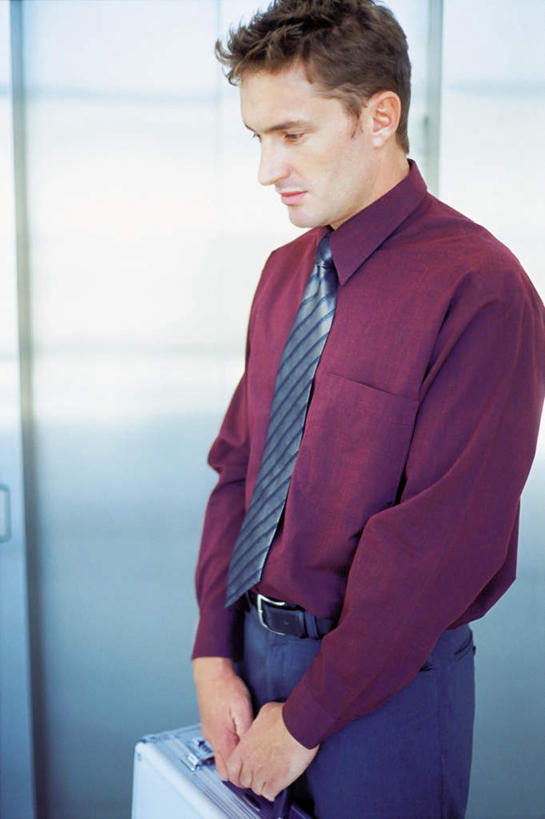 西方人,一个人,商务人士,商务男性,站,竖图,室内,白天,侧面,衬衫,安全,电梯,欧洲,欧洲人,仅一个男性,仅一个人,握,阴影,套装,反射,影子,运输工具,拿,拿着,注视,仅一个年轻男性,一个,箱子,观察,看,站着,保险箱,握着,升降梯,单个,观看,紧张,保护,察看,关注,保险,商务装,私密,工薪阶层,重要,告急,严重,慌张,男人,男性,年轻男性,白种人,白领,上班族,站立,半身,彩图,衬衣,升降设备