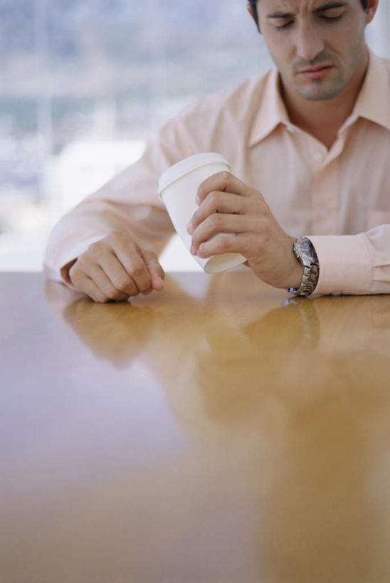 西方人,一个人,商务人士,商务男性,办公室,坐,打电话,竖图,室内,白天,正面,衬衫,窗户,家具,桌子,杯子,电话,手机,欧洲,欧洲人,仅一个男性,仅一个人,握,套装,朦胧,模糊,办公桌,注视,通讯设备,玻璃窗,仅一个年轻男性,一个,纸制品,观察,看,握着,单个,观看,纸杯,担忧,察看,忧虑,关注,一次性杯子,忧郁,商务装,工薪阶层,一部,办公家具,交流,男人,男性,年轻男性,白种人,白领,上班族,沟通,通话,坐着,半身,彩图,衬衣