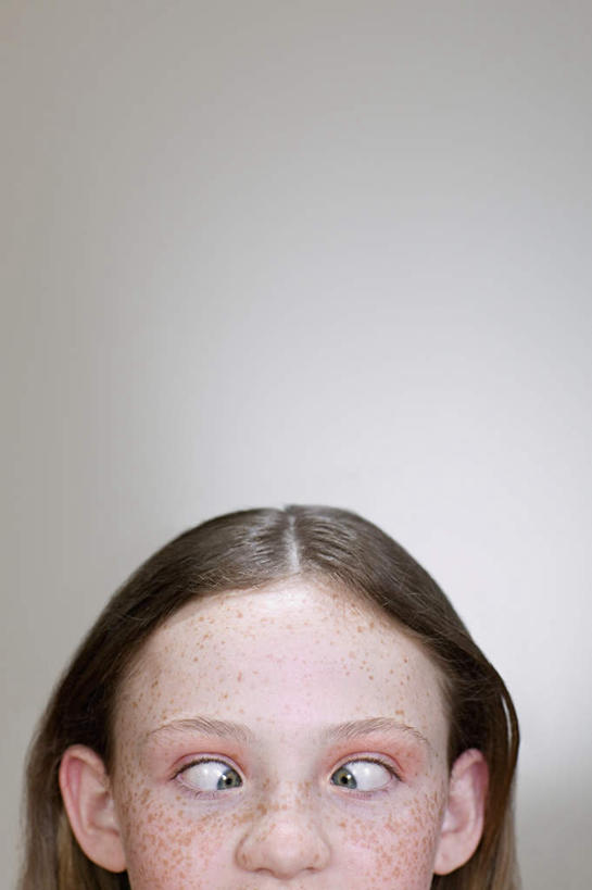 西方人,儿童,脸,头,眼睛,脸颊,一个人,笑,微笑,露齿笑,竖图,室内,特写,白天,正面,纯洁,欧洲,欧洲人,瞳孔,仅一个女性,仅一个人,灰色背景,注视,小孩,观察,看,仅一个小孩,可爱,童年,童趣,眼部,摄影,影棚,观看,斗鸡眼,察看,关注,童真,烂漫,无邪,对眼,内斜,天真,女孩,女人,女性,白种人,孩子,头部,脸部,脸蛋,面部,眼,半身,彩图,影棚拍摄,拍摄,女生