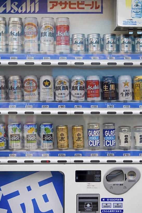无人,竖图,室内,特写,白天,正面,购物,消费,机器,金属制品,日本,亚洲,许多,阴影,朦胧,模糊,反射,金属,包装,罐子,影子,设备,自动贩卖机,自动售货机,饮料,排列,容器,金融,百货,易拉罐,销售,贩卖,选购,贸易,东亚,日本国,摆列,彩图,布列,分列