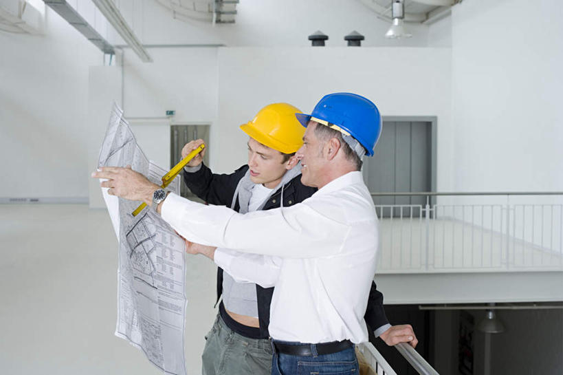 西方人,两个人,同事,商务人士,商务男性,栏杆,站,举,说,横图,室内,白天,侧面,衬衫,讨论,成功,合作,团队,集体,信心,帽子,欧洲,欧洲人,握,指,套装,朦胧,模糊,测量,扶手,头盔,图纸,刻度,墙,设计图,拿,拿着,注视,指点,队伍,护栏,墙壁,墙面,白色,安全帽,尺,观察,看,托,站着,握着,观看,测量工具,尺子,察看,衡量,绘图,领导,指向,成就,关注,商务装,合伙,领袖,工程图,草图,蓝图,比例,工薪阶层,测绘,量具,量仪,标度,T形尺,丁字尺,交流,男人,男性,年轻男性,白种人,白领,上班族,设计,沟通,讲话,交谈,举起,举手,举着,商讨,说话,谈话,向上举,向上伸,向上托,站立,半身,彩图,衬衣