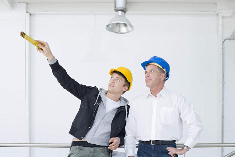 西方人,两个人,同事,商务人士,商务男性,站,举,笑,说,微笑,露齿笑,横图,室内,白天,正面,衬衫,讨论,成功,合作,团队,集体,信心,帽子,照明,欧洲,欧洲人,握,套装,朦胧,模糊,测量,头盔,刻度,墙,灯光,拿,拿着,扭头,注视,水管,手叉腰,队伍,吊灯,墙壁,墙面,灯,白色,安全帽,尺,灯具,叉腰,观察,看,靠,靠着,托,站着,转头,握着,观看,测量工具,照亮,尺子,察看,衡量,绘图,领导,照明设备,成就,关注,商务装,合伙,领袖,比例,工薪阶层,测绘,量具,量仪,标度,T形尺,丁字尺,交流,男人,男性,年轻男性,白种人,白领,上班族,沟通,讲话,交谈,举起,举手,举着,商讨,说话,谈话,向上举,向上伸,向上托,站立,半身,彩图,衬衣