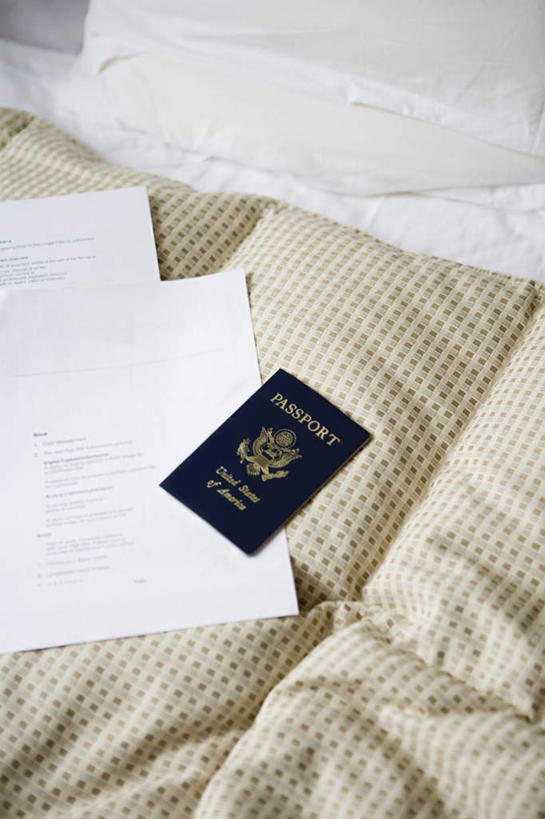 无人,竖图,俯视,室内,白天,床,卧室,静物,两张,一本,材料,档案,文件,纸,双人床,床单,被子,手稿,资料,护照,证明,被单,文档,彩图,高角度拍摄,睡房,卧房