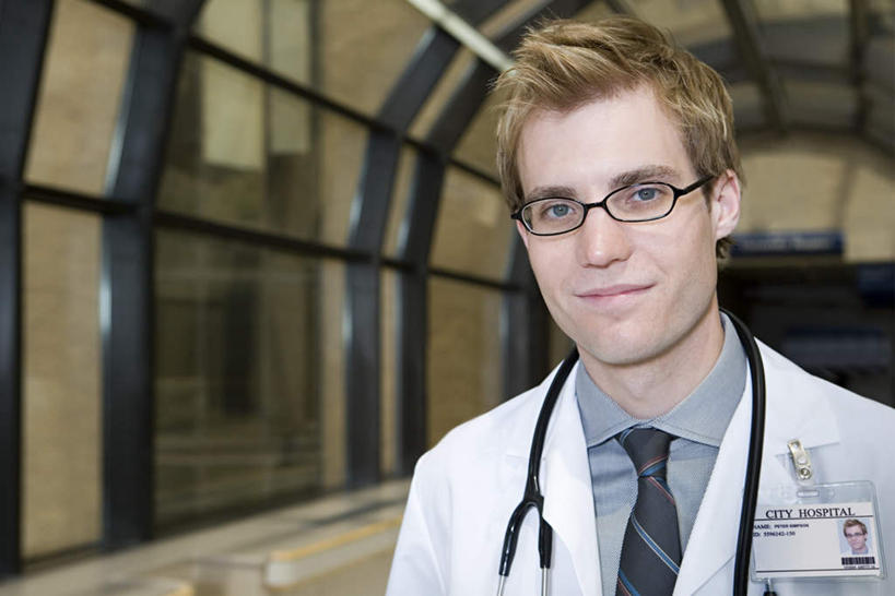 西方人,脸,头,脸颊,一个人,医生,站,笑,微笑,横图,室内,特写,白天,正面,工作服,制服,窗户,落地窗,欧洲,欧洲人,仅一个男性,仅一个人,朦胧,模糊,眼镜,走道,走廊,过道,注视,肩膀,玻璃窗,仅一个年轻男性,听诊器,观察,看,站着,医护人员,医疗人员,名牌,观看,察看,医疗设备,关注,医疗器械,医疗工具,近视眼镜,工作制服,检测工具,男人,男性,年轻男性,白种人,头部,脸部,脸蛋,面部,大夫,站立,半身,彩图,工作套服