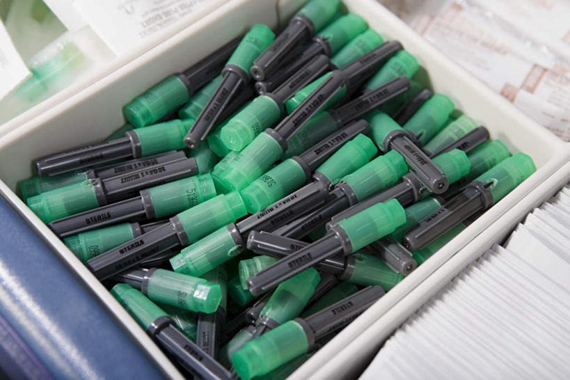 无人,横图,俯视,室内,特写,白天,桌子,静物,一堆,许多,堆叠,堆积,容器,储藏,堆,医疗设备,便利,储存,医疗器械,方便,医疗用具,利便,轻易,导尿管,彩图,高角度拍摄,贮存