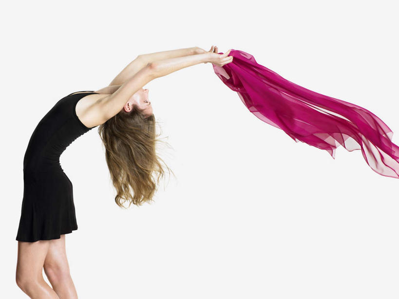 西方人,跳舞者,举,横图,室内,白天,白色背景,侧面,运动服,跳舞,欧洲,欧洲人,一条,服装,装饰,注视,衣服,紫色,围巾,观察,看,托,温暖,摄影,服饰,影棚,围脖,观看,保暖,华丽,点缀,察看,衣着,御寒,穿着,关注,舞姿,衬托,美观,雅致,雅观,衣饰,白种人,舞蹈家,舞蹈演员,舞者,举起,举手,举着,抬头,向上举,向上伸,向上托,仰头,半身,彩图,影棚拍摄,拍摄,舞蹈,运动装