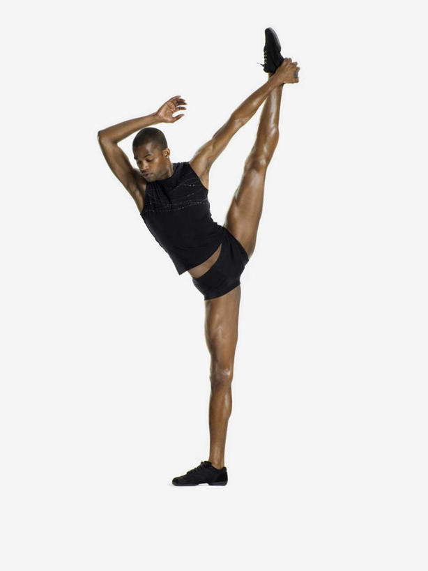 西方人,一个人,跳舞者,站,举,竖图,室内,白天,白色背景,正面,运动服,跳舞,欧洲,欧洲人,仅一个男性,仅一个人,服装,注视,仅一个年轻男性,衣服,观察,看,托,站着,摄影,服饰,影棚,观看,单脚,察看,衣着,穿着,关注,舞姿,衣饰,男人,男性,年轻男性,白种人,舞蹈家,舞蹈演员,舞者,举起,举手,举着,向上举,向上伸,向上托,站立,彩图,全身,影棚拍摄,拍摄,舞蹈,运动装