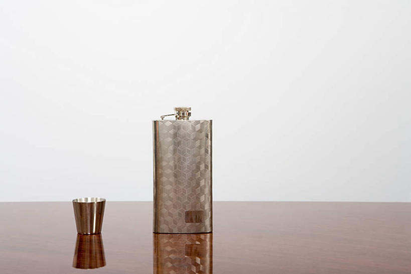 无人,办公室,横图,室内,特写,白天,正面,家具,桌子,静物,一排,阴影,整齐,反射,木制,影子,办公桌,墙,墙壁,墙面,排列,两个,木制品,瓶子,容器,储藏,储存,队列,保温瓶,办公家具,彩图,贮存