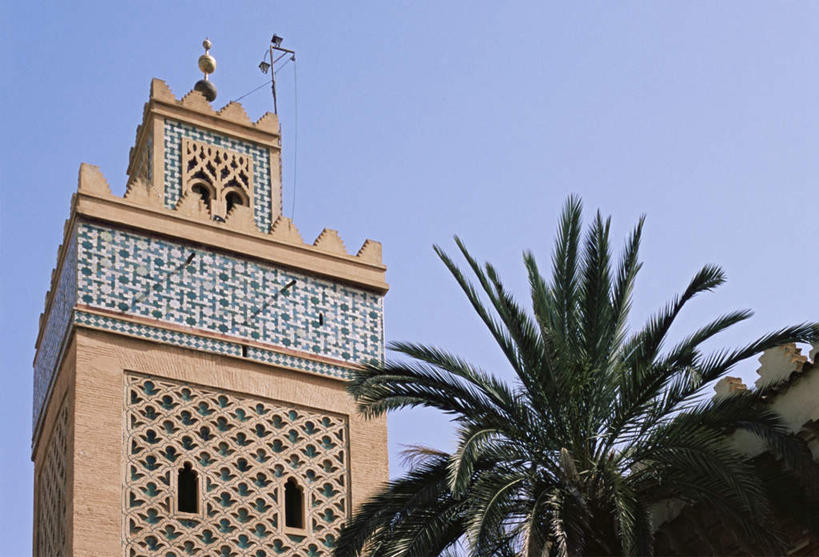 无人,横图,室外,白天,仰视,旅游,度假,植物,标志建筑,地标,建筑,棕榈树,叶子,非洲,摩洛哥,花纹,节日,装饰,墙,绿叶,文化,娱乐,建设,墙壁,墙面,树,树木,蓝色,绿色,蓝天,天空,自然,天,祈祷,享受,休闲,健康,嫩叶,旅游胜地,放松,许愿,宗教,信仰,生长,晴朗,成长,纪念,华丽,修饰,祈求,点缀,伊斯兰教,清真寺,棕榈叶,万里无云,衬托,美观,雅致,雅观,阿非利加洲,摩洛哥王国,马拉喀什,库图比亚清真寺,库杜比亚清真寺,平安,叶,叶片,晴空,晴空万里,彩图,低角度拍摄