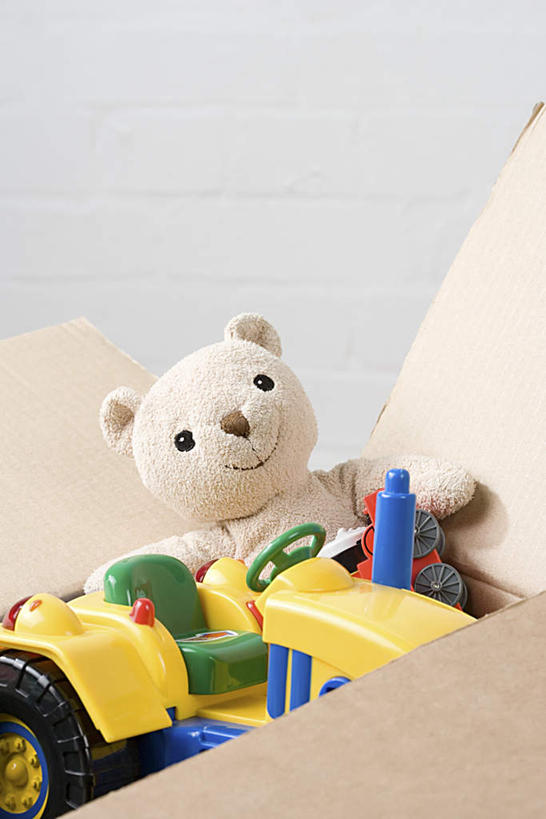 无人,竖图,室内,特写,白天,正面,游戏,熊,静物,玩具,包装,玩偶,纸箱,墙,泰迪熊,玩,娱乐,墙壁,墙面,一个,白色,容器,玩具熊,箱子,休闲,益智,毛绒玩具,单个,安慰,发泄,消遣,纸板箱,包装箱,宣泄,罗斯福熊,玩耍,嬉戏,彩图