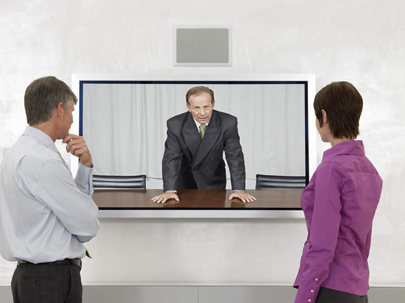 西方人,背部,三个人,同事,商务人士,商务男性,商务女性,办公室,站,说,横图,室内,白天,正面,衬衫,讨论,成功,合作,团队,集体,信心,家具,桌子,电视,椅子,欧洲,欧洲人,撑,套装,环保,办公桌,墙,扭头,托腮,注视,喇叭,队伍,墙壁,墙面,两个,一个,绿色,白色,会议椅,液晶电视,观察,看,托,站着,转头,清晰,帷幕,轻薄,能源,单个,观看,办公椅,回收,资源,察看,领导,撑着,成就,关注,托下巴,彩电,帷幔,商务装,幕布,幕帘,合伙,领袖,利用,工薪阶层,便携,低碳,循环,办公家具,商务椅,培训椅,彩色电视机,持续,帷幔布,交流,男人,男性,女人,女性,中年男性,中年女性,白种人,白领,上班族,电视机,沟通,讲话,交谈,商讨,说话,谈话,站立,半身,彩图,衬衣,高清