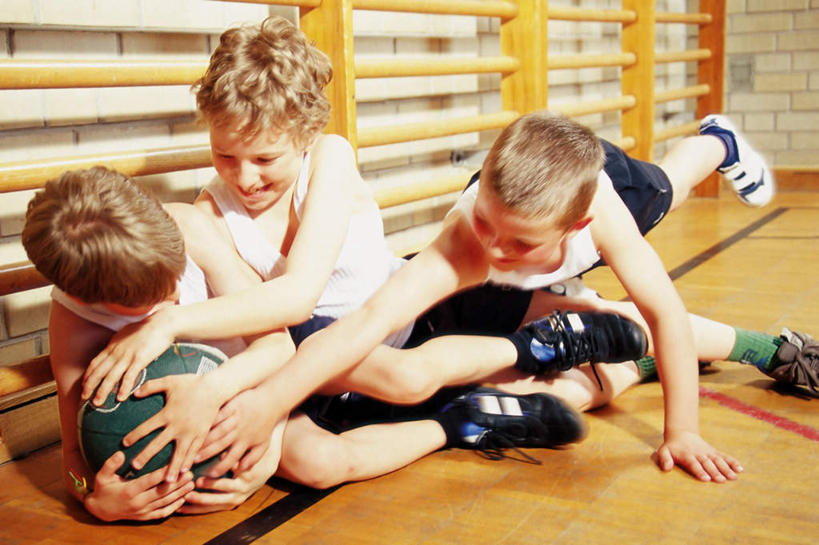 西方人,儿童,三个人,伙伴,朋友,体育馆,运动场,躺,抱,笑,微笑,露齿笑,横图,室内,白天,正面,运动服,运动鞋,友谊,纯洁,篮球,地板,鞋子,欧洲,欧洲人,争夺,服装,朦胧,模糊,墙,篮球装备,地面,注视,运动器械,体育场,木地板,墙壁,墙面,一个,小孩,衣服,白色,观察,看,同学,健身器械,可爱,童年,童趣,服饰,单个,抱着,观看,休闲鞋,察看,搂着,衣着,校友,穿着,关注,健身器材,篮球运动,童真,烂漫,无邪,运动馆,同窗,学友,衣饰,争取,卧着,天真,友情,男孩,男人,男性,白种人,搂,搂抱,躺着,卧,半身,彩图,运动器材,男生,运动装