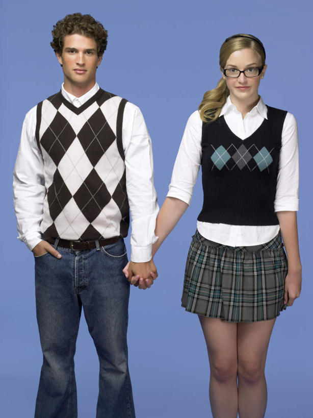 西方人,两个人,站,握手,笑,微笑,露齿笑,竖图,室内,白天,正面,制服,爱情,欧洲,欧洲人,蓝色背景,服装,眼镜,浪漫,注视,观察,看,站着,温暖,温馨,校服,恩爱,恋人,摄影,影棚,观看,和睦,察看,关注,近视眼镜,学生服,两副,单手抄兜,单手放兜,男人,男性,年轻男性,年轻女性,女人,女性,白种人,情侣,插兜,搀手,拉手,手插兜,手放口袋,手拉手,手握手,站立,半身,彩图,影棚拍摄,拍摄,伴侣,融洽,手抄兜