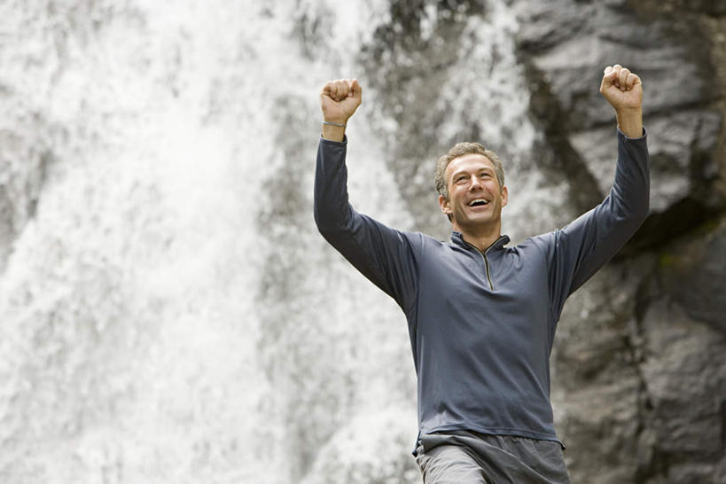 西方人,一个人,站,举,笑,微笑,露齿笑,横图,室外,白天,正面,运动服,石头,美景,瀑布,山,山脉,水,欧洲,欧洲人,仅一个男性,仅一个人,仅一个中年男性,飞溅,服装,欢呼,溅,石子,液体,景观,山峰,水滴,山峦,水珠,衣服,自然,群山,托,站着,景色,服饰,喝彩,衣着,穿着,喷洒,自然风光,衣饰,男人,男性,中年男性,白种人,跌水,石块,岩石,举起,举手,举着,向上举,向上伸,向上托,站立,半身,彩图,运动装