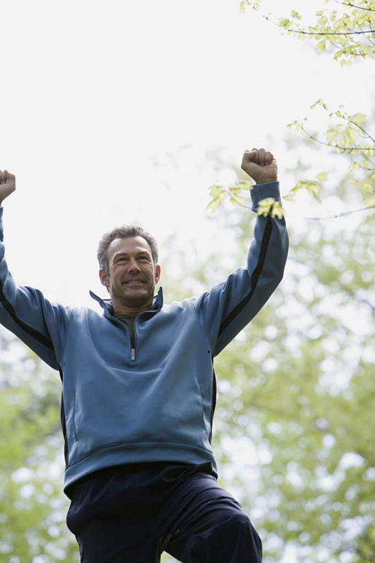 西方人,一个人,站,举,竖图,室外,白天,仰视,运动服,树林,植物,叶子,欧洲,欧洲人,仅一个男性,仅一个人,仅一个中年男性,服装,欢呼,绿叶,注视,树,树木,衣服,绿色,天空,自然,天,观察,看,托,站着,嫩叶,服饰,生长,晴朗,成长,观看,察看,喝彩,衣着,穿着,关注,万里无云,衣饰,男人,男性,中年男性,白种人,叶,叶片,晴空,晴空万里,举起,举手,举着,向上举,向上伸,向上托,站立,半身,彩图,低角度拍摄,运动装