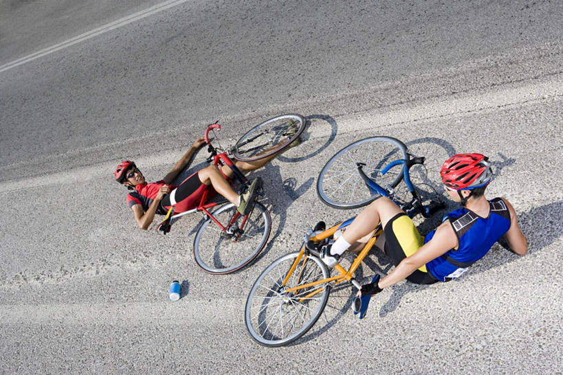 西方人,两个人,运动员,躺,横图,俯视,室外,白天,运动服,锻炼,快乐,安全,比赛,运动,竞争,自行车,帽子,欧洲,欧洲人,服装,头盔,防护,娱乐,车,脚踏车,衣服,安全帽,交通工具,休闲,服饰,保护,体育运动,衣着,穿着,意外,载具,保险,保全,周全,安稳,安定,衣饰,卧着,平安,体育,男人,男性,年轻男性,白种人,体育运动员,运动选手,躺着,卧,彩图,高角度拍摄,全身,健身,运动装