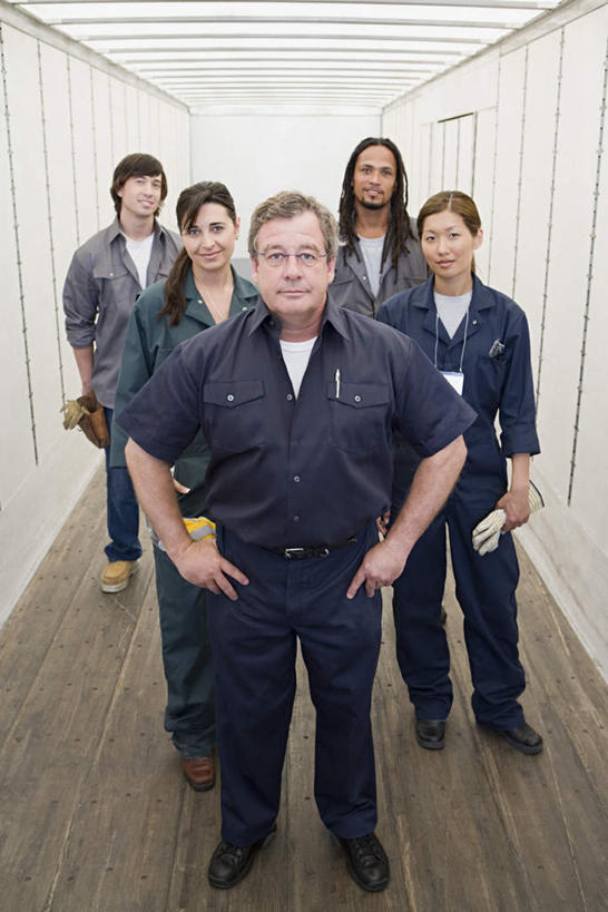 东方人,西方人,伙伴,朋友,站,笑,微笑,露齿笑,竖图,室内,白天,正面,工作服,制服,友谊,合作,团队,地板,欧洲,非洲,黑人,欧洲人,亚洲,五个人,墙,地面,许多人,注视,黄种人,手叉腰,木地板,墙壁,墙面,白色,叉腰,观察,看,站着,一群人,战略,观看,察看,双手叉腰,关注,联合,合谋,工作制服,配合,协作,男人,男性,年轻男性,女人,女性,中年男性,中年女性,白种人,非洲人,亚洲人,站立,彩图,全身,工作套服