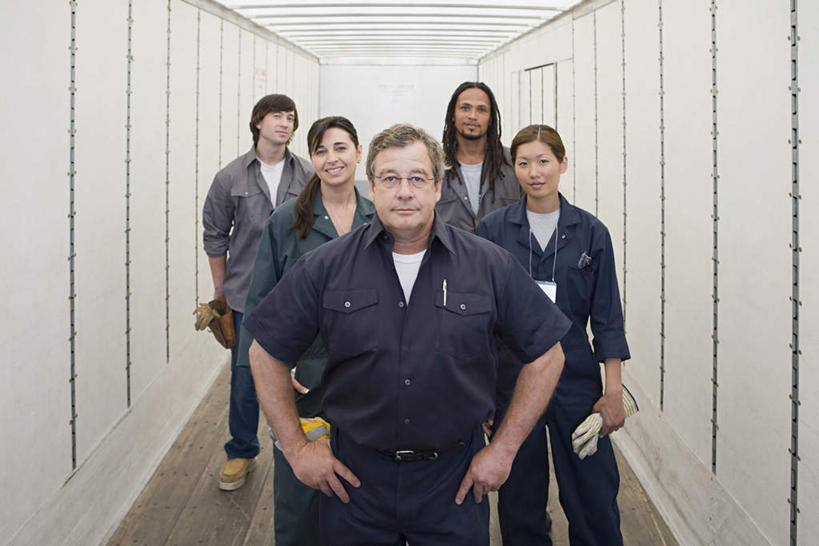 东方人,西方人,伙伴,朋友,站,笑,微笑,露齿笑,横图,室内,白天,正面,工作服,制服,友谊,合作,团队,地板,欧洲,非洲,黑人,欧洲人,亚洲,五个人,墙,地面,许多人,注视,黄种人,手叉腰,木地板,墙壁,墙面,白色,叉腰,观察,看,站着,一群人,战略,观看,察看,双手叉腰,关注,联合,合谋,工作制服,配合,协作,男人,男性,年轻男性,女人,女性,中年男性,中年女性,白种人,非洲人,亚洲人,站立,半身,彩图,工作套服