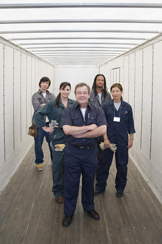 东方人,西方人,伙伴,朋友,站,笑,微笑,露齿笑,竖图,室内,白天,正面,工作服,制服,友谊,合作,团队,地板,欧洲,非洲,黑人,欧洲人,亚洲,五个人,墙,地面,许多人,注视,黄种人,手叉腰,木地板,墙壁,墙面,白色,叉腰,观察,看,站着,一群人,战略,观看,察看,双手叉腰,关注,联合,合谋,工作制服,配合,协作,男人,男性,年轻男性,女人,女性,中年男性,中年女性,白种人,非洲人,亚洲人,站立,彩图,全身,工作套服